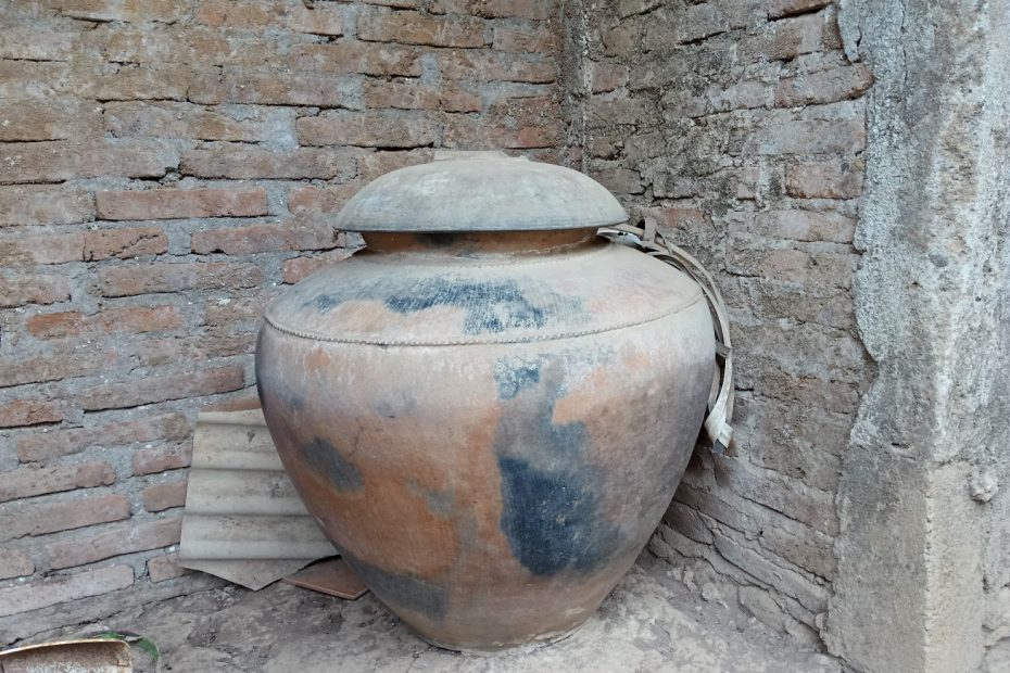 teknologi tradisional genthong untuk menyimpan air dan gabah - Desa Bigaran Borobudur