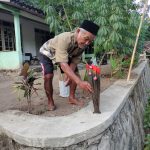 Mbah Bakir Memperagakan cara Tolak Hujan