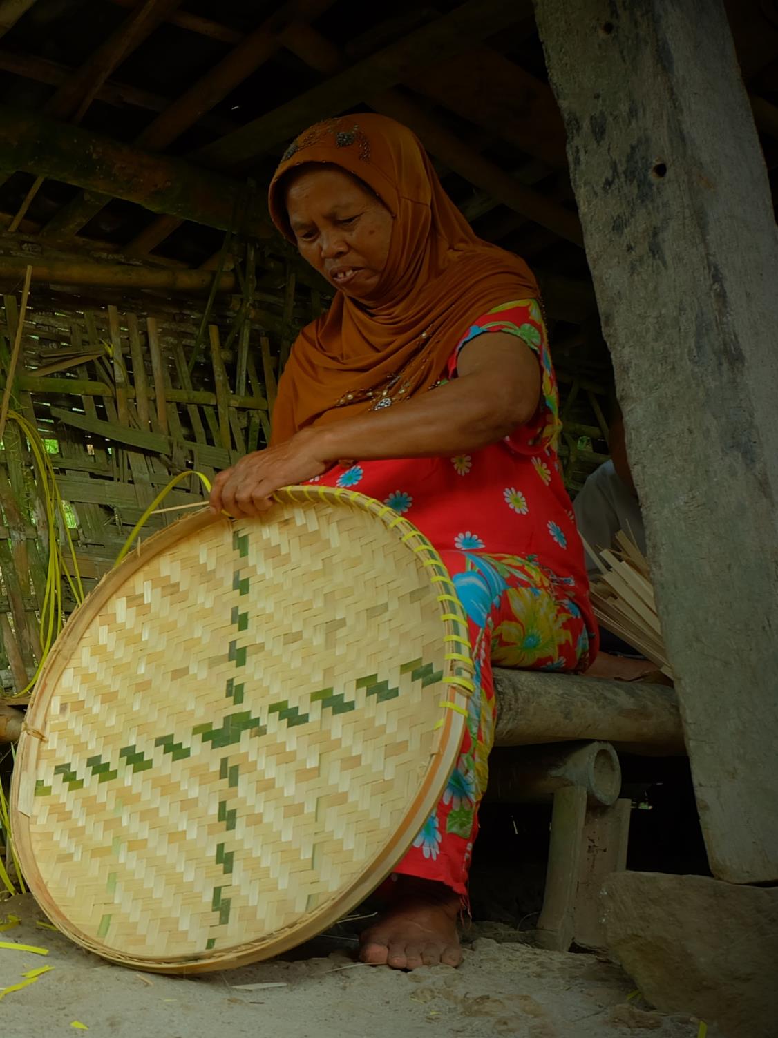 Belajar Kesabaran dan Keuletan dari Anyaman Bambu